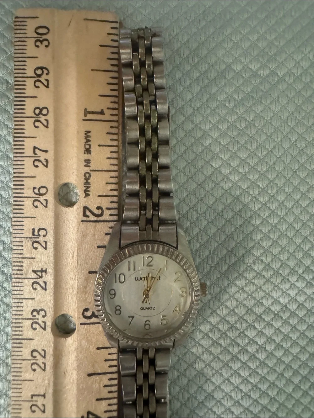 Watch It Unisex Silver-Tone Quartz Wristwatch with Easy-Read Dial